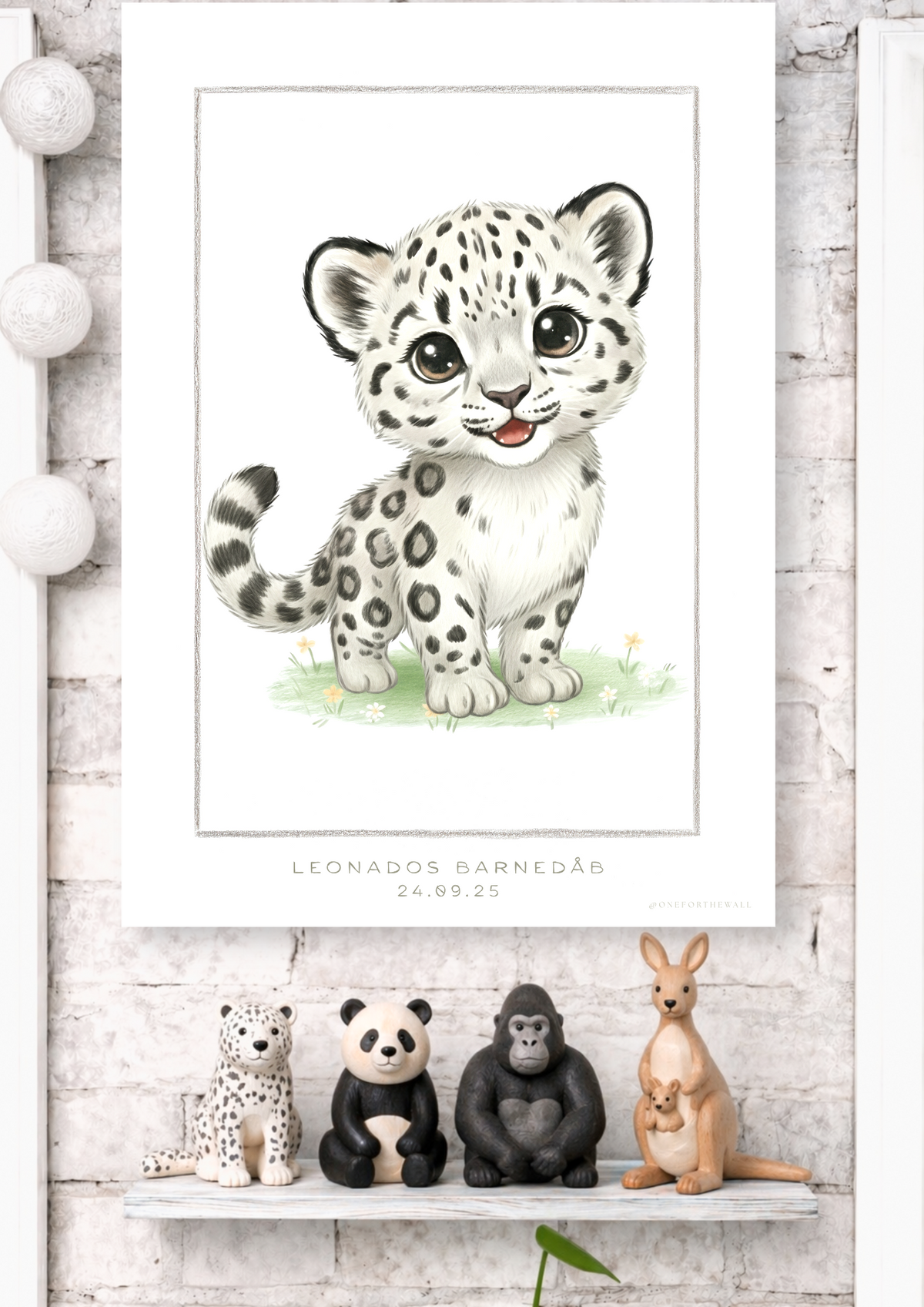 Sneleopardplakat med personlig tekst hængt op på nordisk børneværelse