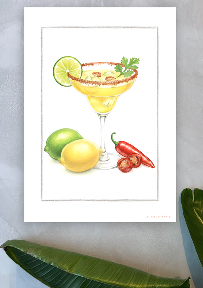 Spicy Margarita plakat på lys blå kalkvæg med palmeblade – nordisk cocktailkunst